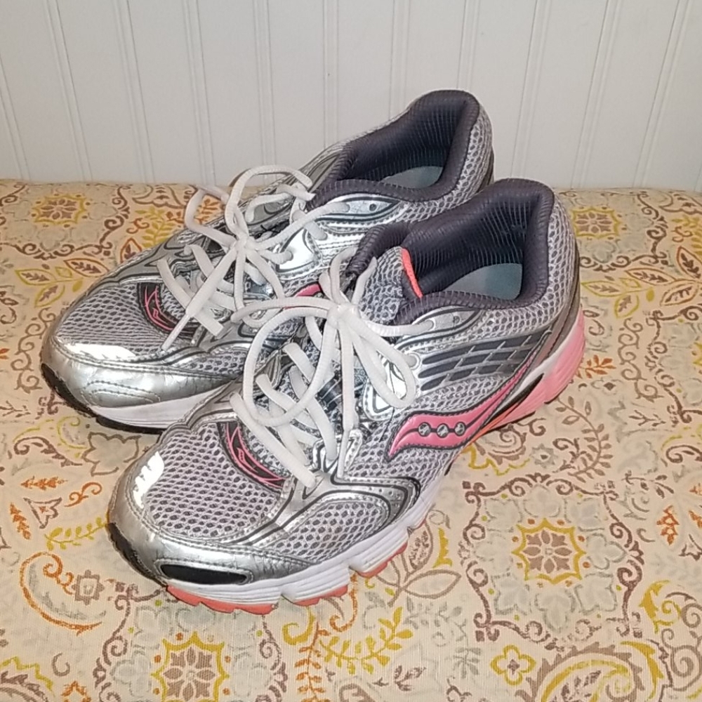 Saucony tennis shoes sz 8 coral and silver